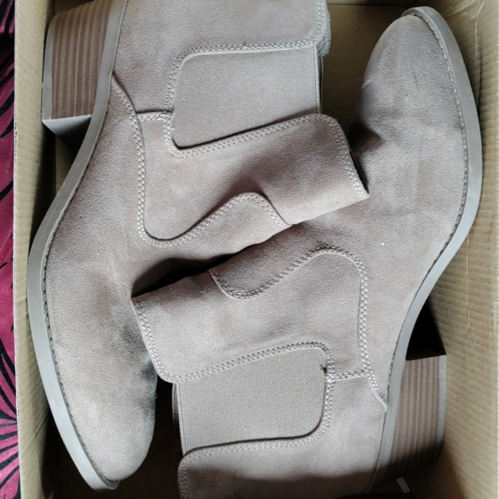 Size9 Arizona bootie boots tan